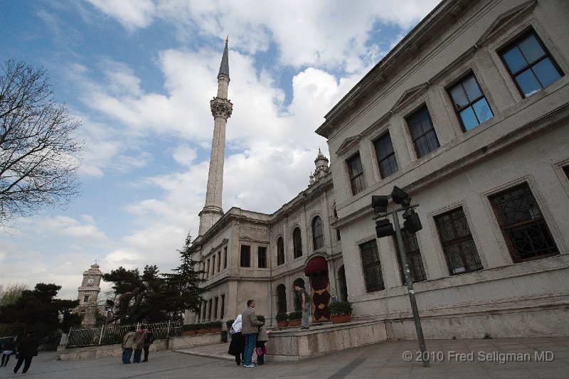 20100401_082519 D3.jpg - Unidentified building near Galata Bridge